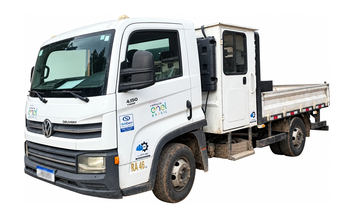 Caminhão VW Delivery 4.150 com cabine auxiliar da frota da FMC