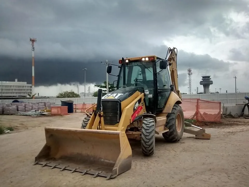 Retroescavadeira Caterpillar 416E da FMC em obra aeroportuária
