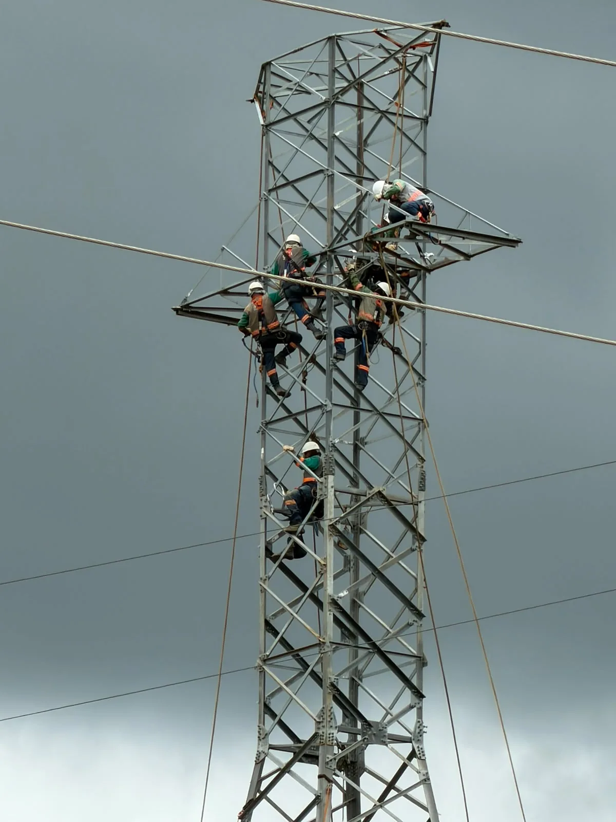 Equipe da FMC trabalhando na cruzeta de uma torre de transmissão