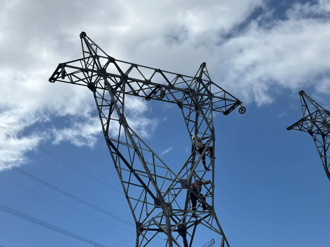 Estruturas de transmissão de energia sob céu azul