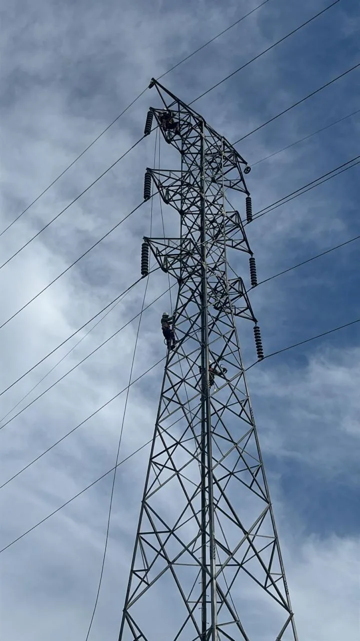 Profissional em atividade em torre de transmissão