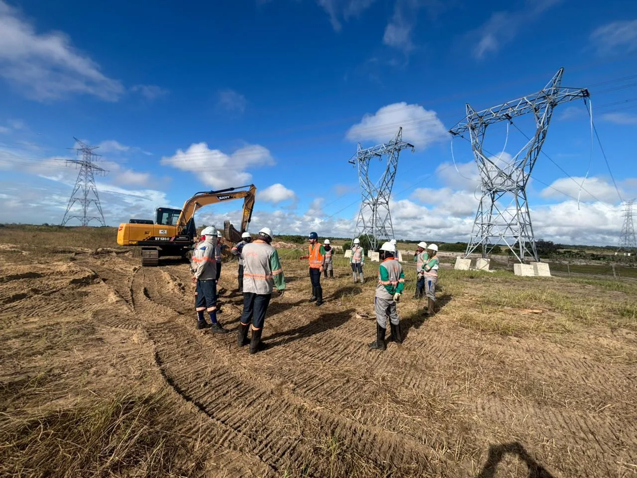 Equipe da FMC e escavadeira da frota própria mobilizadas junto a torres de transmissão