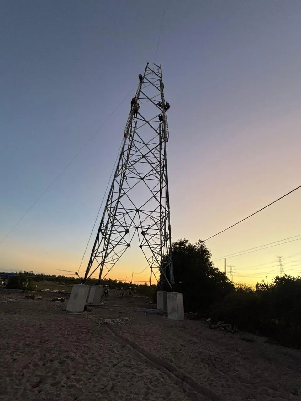 Torre de transmissão ao entardecer
