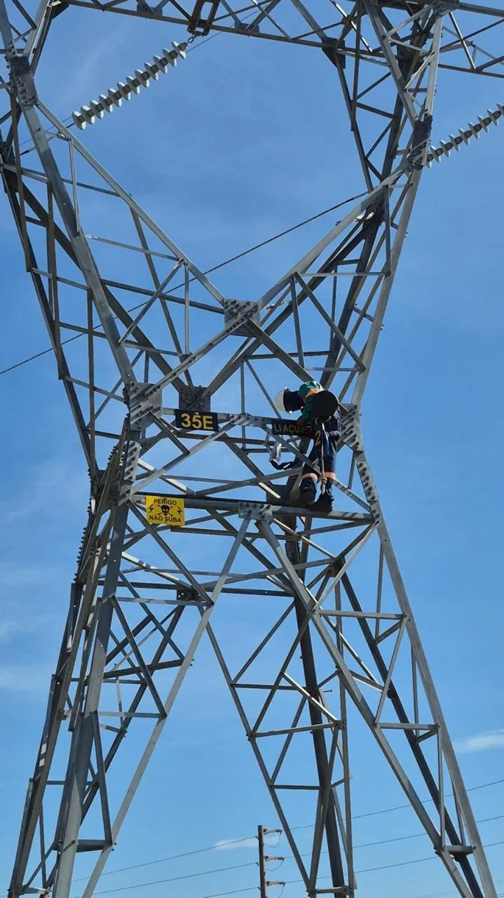 Profissional da FMC em trabalho em altura em torre de transmissão