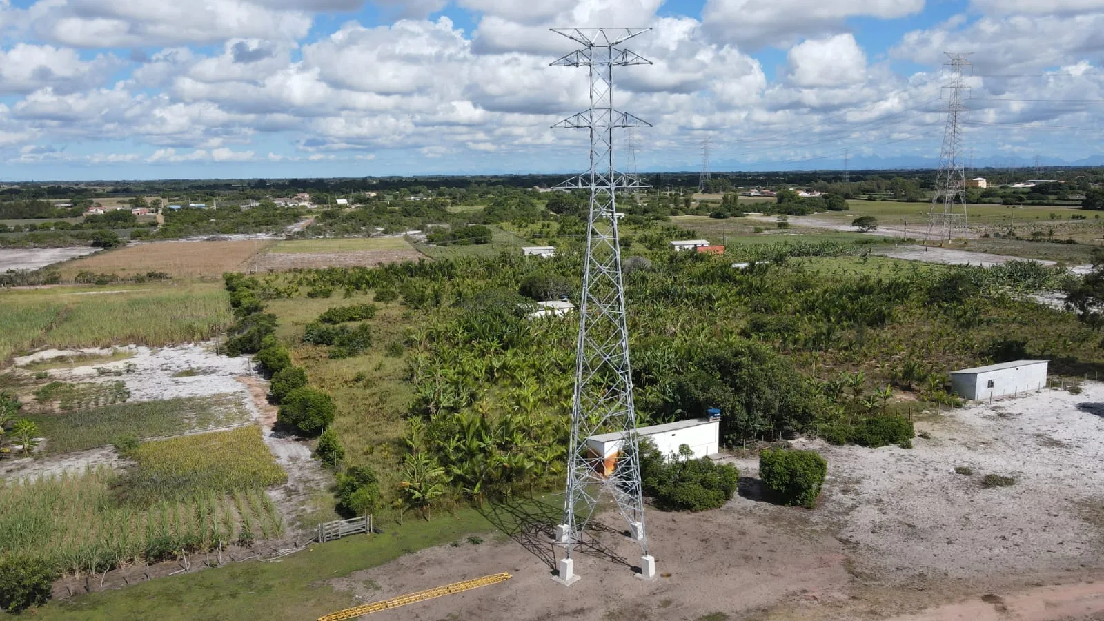 Vista aérea de torre de transmissão implantada pela FMC em área rural