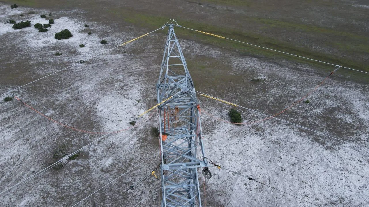 Vista aérea de torre de transmissão em área de implantação